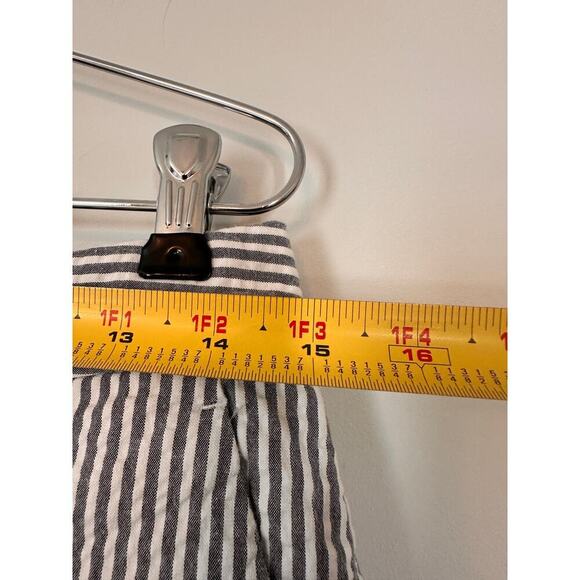 Banana Republic Size 0 White & Gray Vacay Preppy Striped Seersucker Short Summer - Picture 7 of 10